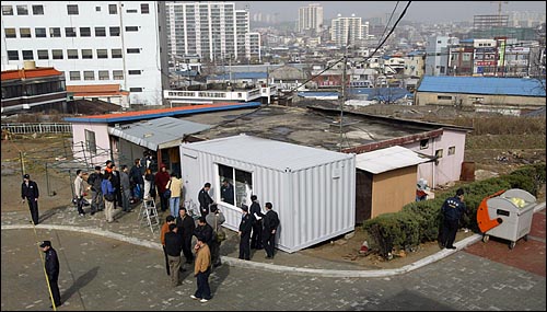 천안초등학교 2층에서 내려다본 축구부 합숙소. 밖에서 보기에는 여러명이 사망하는 화재가 발생한 건물이라고는 보기어려울 정도로 화재의 흔적을 찾기 어렵다. 